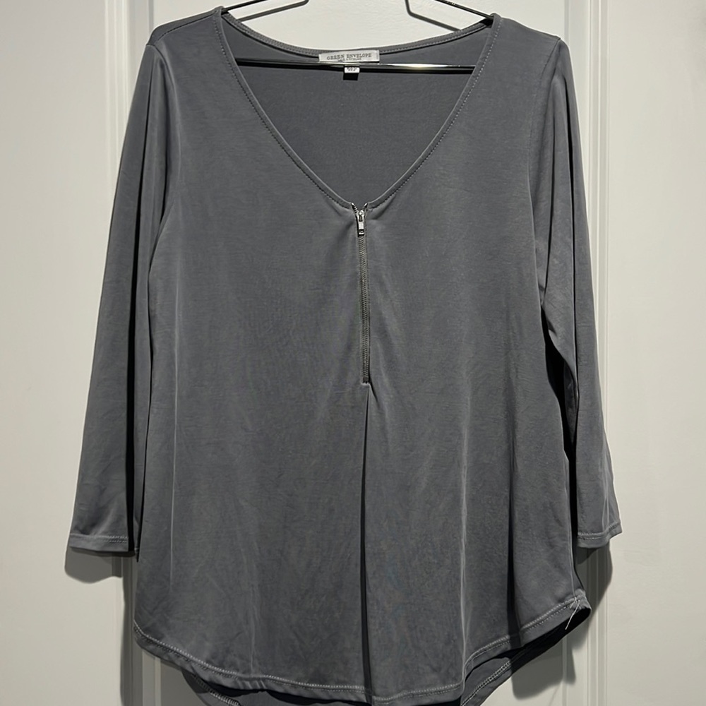 GREEN Envelope. Gray blouse. 3/4 sleeves. Zipper front. Size medium.